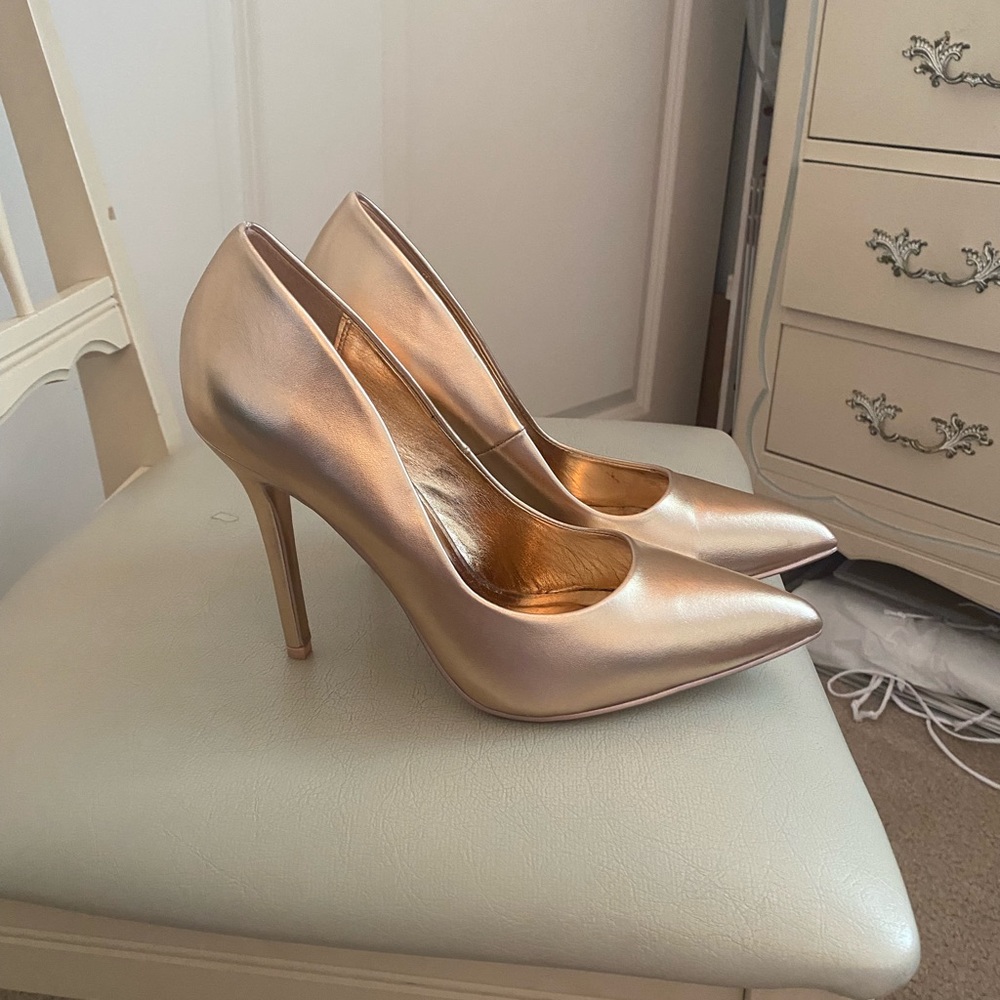 Excellent condition Gold Heels